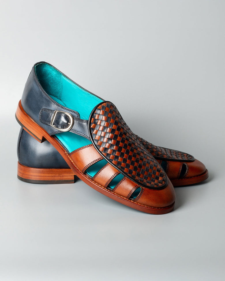 Kinabalu · sandalia · azul marino y coñac