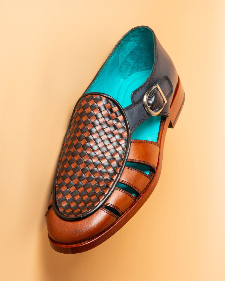 Kinabalu · sandalia · azul marino y coñac