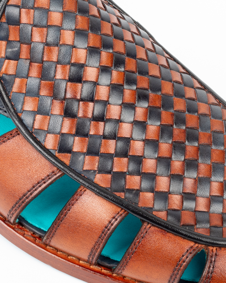 Kinabalu · sandalia · azul marino y coñac