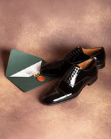 Victoria · oxford · black