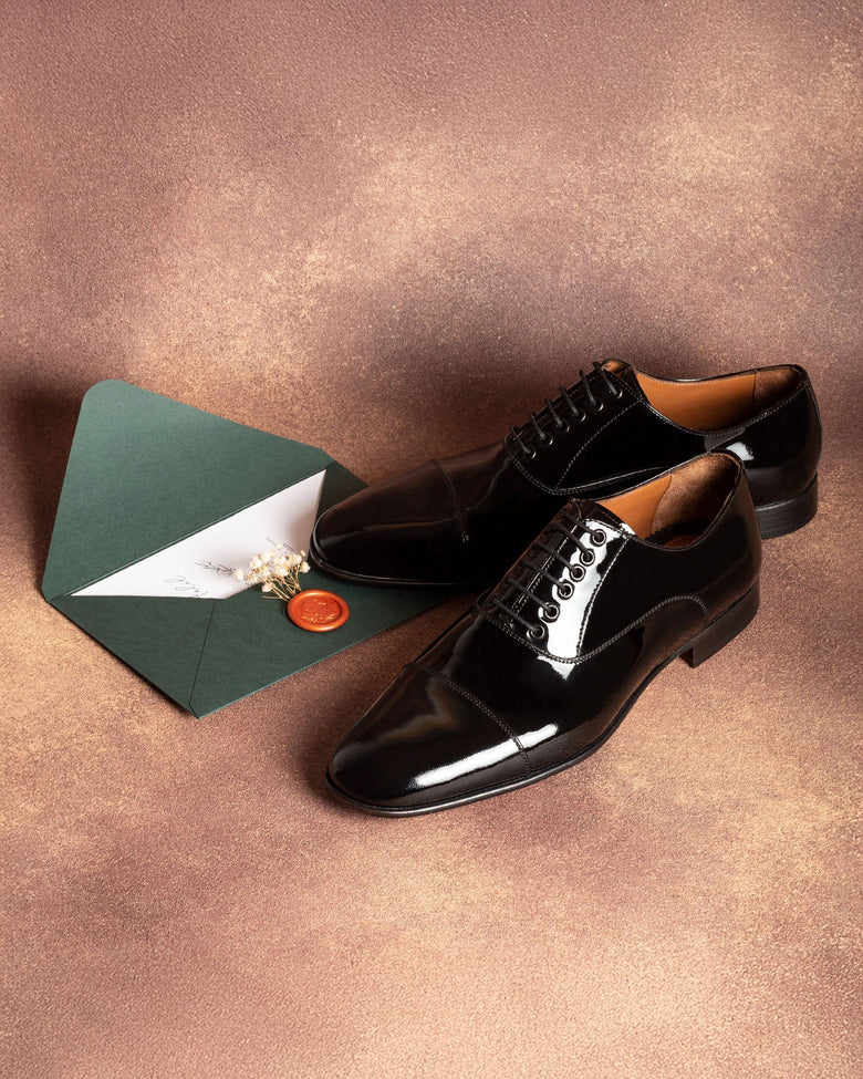 Victoria · oxford · black