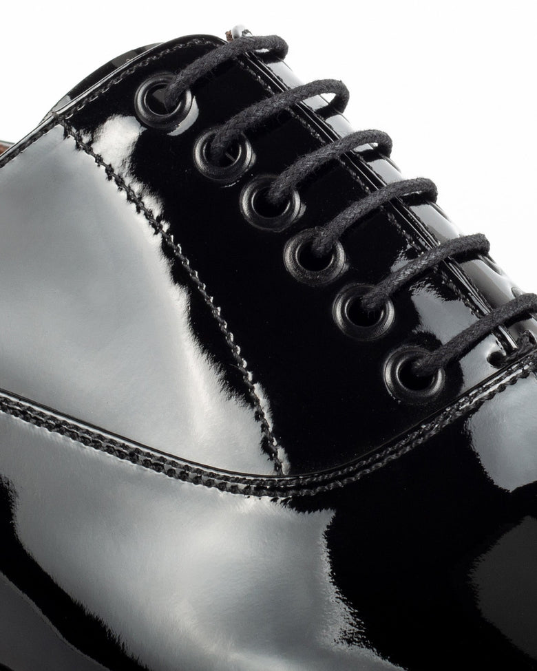 Victoria · oxford · black