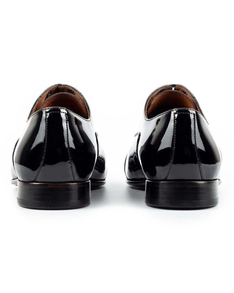 Victoria · oxford · black